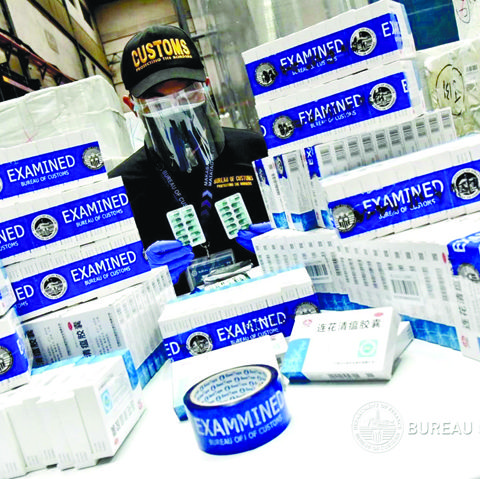 圖為尼蕊亞謹諾國際機場海關截獲來自香港的6個包裹，裏面裝有14.66萬盒未向食藥署註冊的連花清瘟膠囊，料價值2932.8萬披索。
