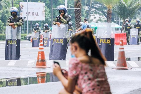 警察昨日在巴西市索菲特大酒店外戒備。各路人馬開始前往當地提交候選人資格證書，備戰明年全國大選。