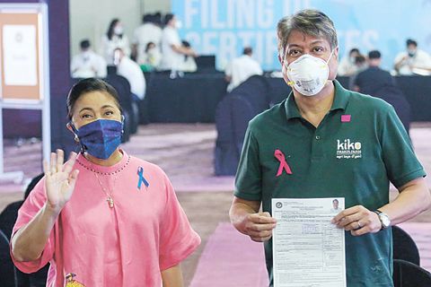 參議員邦義利南昨日在競選搭檔、副總統羅貝禮道的陪同下,前往巴西市索菲特大酒店花園帳篷提交競選證書。羅貝禮道將競選總統,邦義利南將競選副總統。兩人均以獨立身份競選。