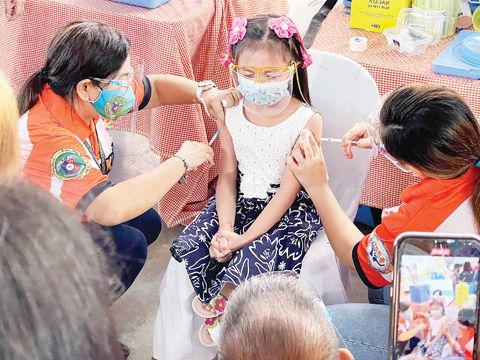圖為一名女童在加洛干市接種預防各種疾病的疫苗。大岷署署長亞描洛斯說，大岷區市長們已經同意在15天連續為兒童接種預防疾病的疫苗。