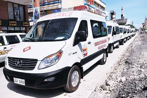 圖為中國駐菲大使館捐贈納卯市政府的救護車。（中國大使館供圖）