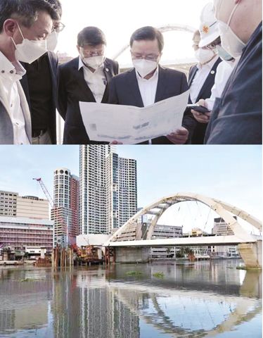 中國駐菲大使黃溪連昨日視察岷倫洛—王城內大橋和中菲友誼園兩個項目的工程進展情況。（中國大使館供圖）