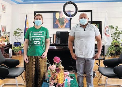 總統候選人黎拉羅薩昨日與納卯市長莎拉·杜特地會面。黎拉羅薩「提醒」莎拉11月15日是替換候選人的截止日期。