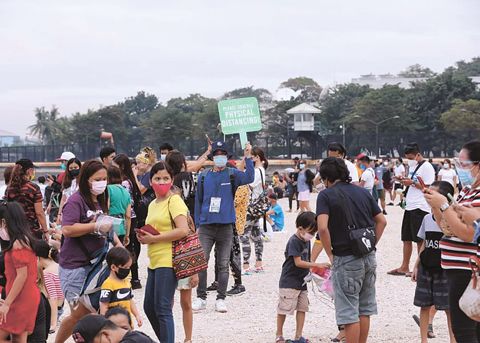 昨日的大雨未能阻止市民攜家帶口蜂擁到馬尼拉灣的人工海灘。政府多次警告要遵守衛生規則以及不要攜帶兒童前往人多的地方，但市民置若罔聞。