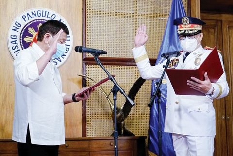 杜特地總統前日在總統府為新任國警總監加洛斯監誓。加洛斯正式就任第27名國警總監，任期到明年5月8日結束。