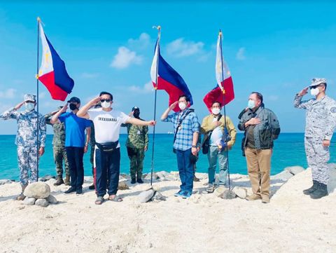 總統候選人轆遜昨天在西菲律賓海的Pagasa(希望)島上，升起三面菲律賓國旗。