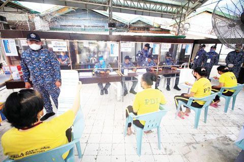 馬尼拉仙沓古律斯區的馬尼拉市監獄昨日舉行囚犯模擬投票。全國和地方大選今日登場。