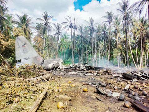 這是2021年7月4日在菲律濱蘇祿省的軍機墜毀現場拍攝的飛機殘骸。（新華社）