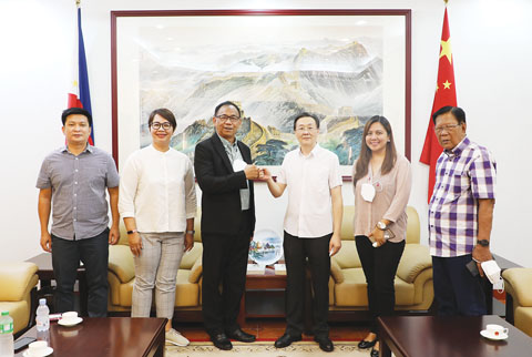 6月15日，中國駐佬沃領事館周游斌館長領事在領事館會見了來訪的加牙鄢省長曼姆巴一行。