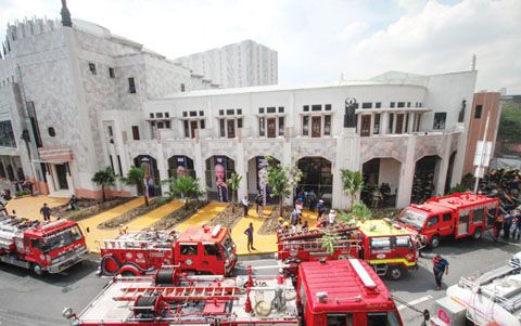 馬尼拉市勞頓新裝修的大都會劇院昨日早上8時41分發生二級火警，隨後被撲滅。當局正在調查起火原因。圖為大火撲滅後，消防車仍停在劇院外面。