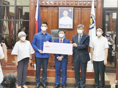 中資企業（菲律濱）協會會長鄧軍、秘書長呂昀寰代表在菲中資企業協會，向北伊省地震災區捐贈300萬披索現金。
