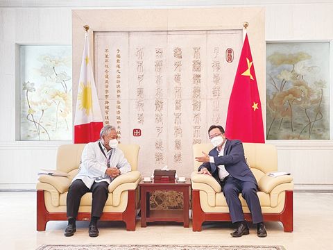 中國駐菲大使黃溪連11日會見新任交通部長海梅‧卯智斯沓，就菲中基礎設施合作等議題進行交流。