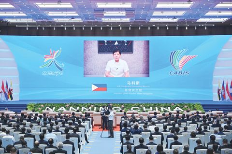 9月16日，第19屆中國——東盟博覽會、中國——東盟商務與投資峰會在廣西南寧開幕。圖為開幕大會上，菲律濱總統馬科斯通過視頻致辭。（中新社）