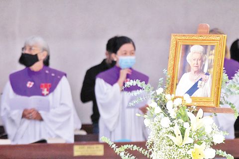 圖為馬加智市福布斯公園的聖公會聖三一教堂內，昨日舉行紀念英女王伊麗莎白二世追悼會。英女王今日將安葬在倫敦市的西敏寺。