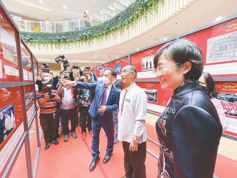 9月19日，「菲中合作成果圖片展」在碧瑤SM商場揭幕。（中國大使館供圖）