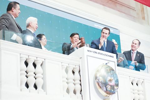 小馬總統週一敲響了紐約股票交易所的收市鐘。馬科斯在紐約股票交易所上發表了一份聲明,強調菲律濱的投資機會,特別是在商務外包服務、醫療產品和設備、電動汽車和電池、農業綜合企業以及電信基礎設施和服務方面。