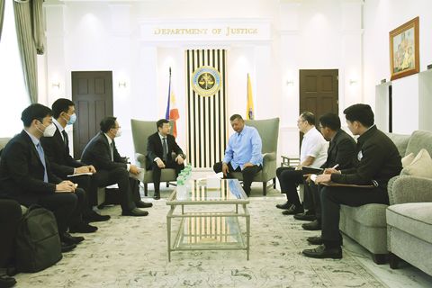 司法部長黎慕惹昨日會見了中國駐菲律濱大使館臨時代辦周志勇，制定了將逾期滯留的網絡博彩員工遣返中國的計劃。