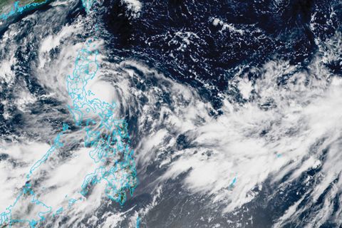 在馬尼拉時間週日中午12點30分拍攝的這張衛星圖像中，超級颱風卡丁（國際名：奧鹿）正在向西移動，向計順省北部移動。「卡丁」目前以每小時20公里的速度移動，在颱風中心附近最大持續風速為每小時195公里，陣風高達每小時240公里，颱風風力向外延伸至距颱風中心290公里處。