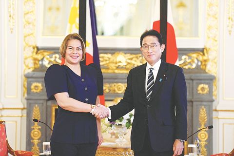 9月26日，在日本前首相安倍晉三的國葬前，副總統莎拉·杜特地（左）在東京赤阪宮國賓館與日本首相岸田文雄在菲日雙邊會談前握手。