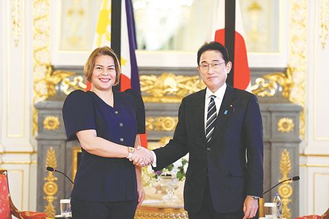 9月26日,在日本前首相安倍晉三的國葬前,副總統莎拉·杜特地(左)在東京赤阪宮國賓館與日本首相岸田文雄在菲日雙邊會談前握手。