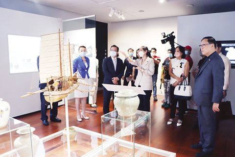 11月23日，中國駐菲律濱使館在馬尼拉亞耶拉博物館舉辦「中國文化：博物館之夜」活動。圖為黃溪連大使參觀亞耶拉博物館展品。（本報記者Celia