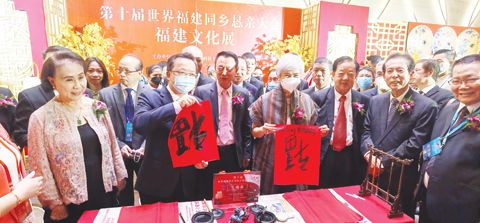 11月25日,黃溪連大使出席在馬尼拉舉行的第十屆世界福建同鄉懇親大會並致辭。隨後與馬尼拉市長拉君那及眾僑領們一起寫福字。(中國大使館供圖)