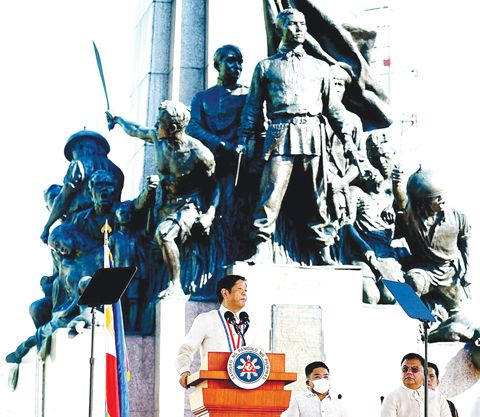 小馬科斯總統昨日在加洛干市文尼法壽紀念碑前演講。他出席了該民族英雄159週年冥誕。