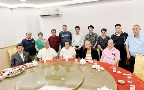 商總理事長林育慶博士、副理事長施東方博士昨日與華文媒體人士餐敘共慶新春。
