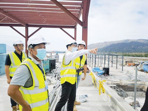 近日,駐菲律濱使館公使銜參贊楊國良赴聖馬力諾光伏項目實地考察,傳遞了新春祝福,瞭解了項目進展,重點就安全生產等提出了要求。(中國大使館供圖)