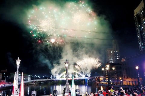 伴隨著春節零點倒計時的結束，美輪美奐的煙火秀在馬尼拉巴士河大橋盛大上演，璀璨的煙花瞬間點亮了夜空。（本報記者Celia