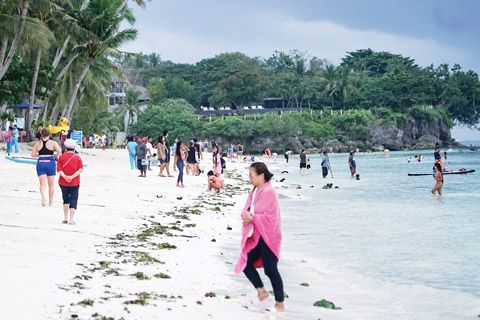 1月23日，遊客在武運省阿羅娜海灘遊玩。武運省是菲律濱第十大島，由主島和周圍70多個小島組成，是菲國知名的度假勝地之一。（中新社）