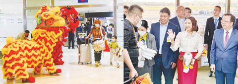 左圖為尼蕊亞謹諾國際機場昨日舞獅歡迎疫情後首批中國遊客重返菲國。右圖為旅遊部長法拉斯科和中國駐菲大使黃溪連在機場歡迎來自中國的遊客。