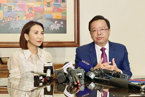 1月24日,旅遊部在馬尼拉國際機場舉行隆重儀式歡迎中國遊客,中國駐菲大使黃溪連和菲旅遊部長弗拉斯科共同出席。