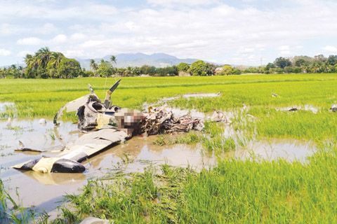圖為在描沓安省墜毀的一架菲空軍軍機。墜機事件導致2名空軍軍官殉職。