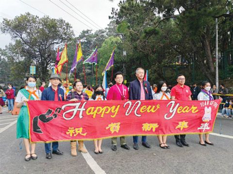 中國駐佬沃領事館館長領事任發強於1月26日至27日赴碧瑤市慰問僑胞和留學生並應邀出席春節大遊行和菲華各界新春聯歡會。