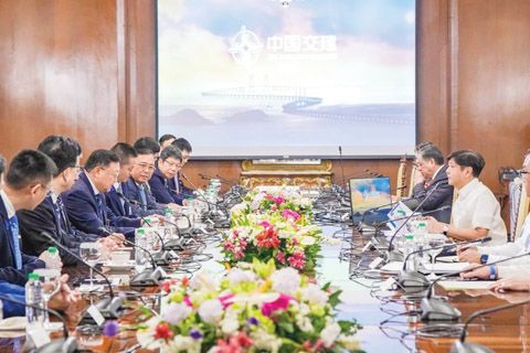 中國交通建設股份有限公司的高層禮訪小馬科斯總統,並承諾大力投資菲律濱基建。