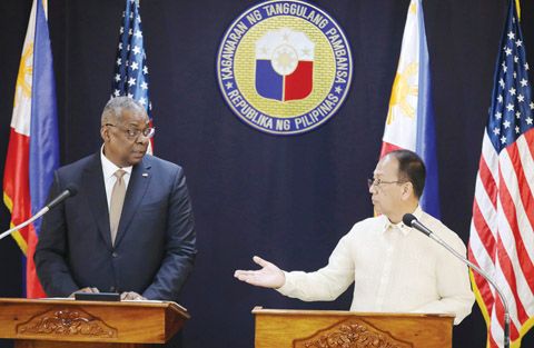 正在馬尼拉訪問的美國國防部長奧斯汀（左）2日會見菲國總統小馬科斯後，菲美兩國宣布，美軍新增4處菲律賓據點建設權限。圖為奧斯汀與菲國防部長牙未斯（右）雙邊會談後舉行記者會，說明會談成果。