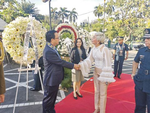 黃溪連大使在應邀出席馬尼拉市政府舉辦的馬尼拉戰役78週年紀念活動上，與馬尼拉市長拉君那握手。（中國大使館供圖）