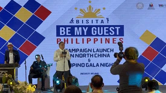 菲律濱旅遊部在中國北京市推出「旅客，當我的客人」，鼓勵菲律濱人邀請更多中國遊客來菲律濱旅遊。圖為菲駐華大使吉米向與會者致辭。