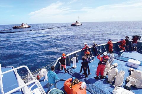 週五,日本海上保安廳災難救援隊的成員幫助清理東岷都洛一艘沉沒油輪的漏油。日本船員就如何處理洩漏提出了意見,他們使用分散劑分解石油,並用水槍將其分散。