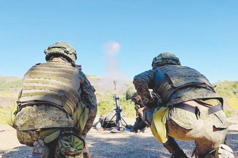 菲陸軍炮兵團和第99步兵營的人員在第1旅戰鬥隊的作戰控制下進行了81毫米和60毫米擴程迫擊炮的實彈射擊演習,這是菲陸軍和美國太平洋陸軍在麥獅獅堡舉行的聯合演習的一部分。
