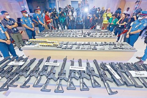 菲國警刑事調查偵察組的人員在突襲馬加智市的一處公寓單位時，查獲了大量槍支，猶如小型軍火庫。