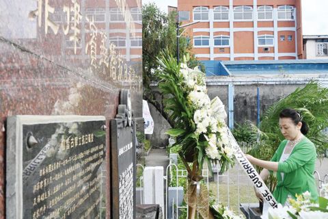 中國駐菲大使館文化參贊李薇敬謁了位於內湖省首府仙沓古律斯市的菲律濱華僑抗日游擊支隊(簡稱「華支」)紀念碑並敬獻花圈。(中國大使供圖)