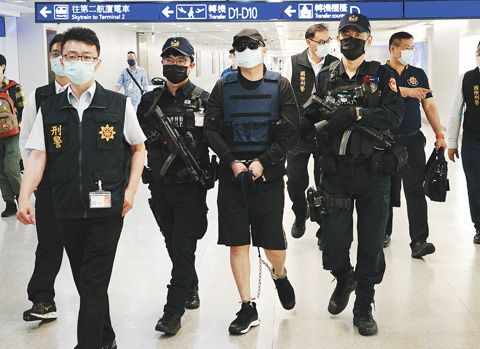3月22日,潛逃海外23年的台灣台南市安平地區「角頭」陳建寧被押解回台,班機於下午1點35分抵達桃園機場。陳建寧因擄人勒贖案被通緝,3月初被菲律濱警方逮捕,現場查獲5把長短槍,其後在另一地點起獲85把槍枝,包含13支步槍、7支衝鋒槍、65支手槍及槍支配件,以及數百發子彈,警方不排除槍械可能準備走私進入台灣。(香港中通社)