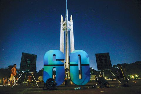 3月25日,菲律濱計順市的地標建築計順紀念碑于當地時間20時30分至21時30分關閉燈光,響應「地球一小時」活動。「地球一小時」活動是世界自然基金會于2007年發起的一個全球活動,號召個人、社區、企業和政府在每年3月最後一個星期六的20時30分至21時30分關閉不必要的電源,以表明對保護地球的支持。(新華社)
