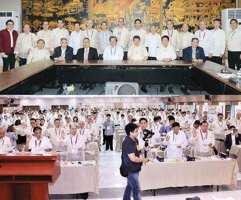 上圖為菲華商聯總會新屆正副理事長以及司庫、稽核昨日下午合影。下圖為新當選的理事昨日上午在商總宣誓就職,由名譽理事長李永年監誓。(本報記者Celia
