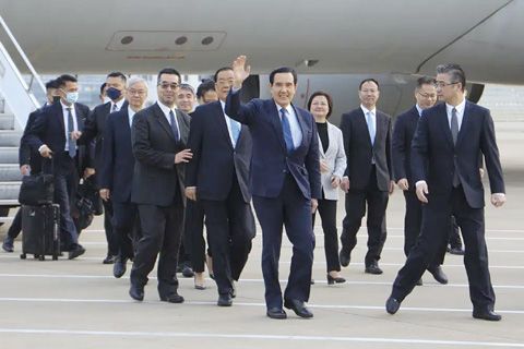 馬英九27日飛抵上海浦東機場，正式展開他的12天祭祖交流、歷史參訪之旅。