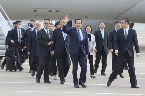 馬英九27日飛抵上海浦東機場,正式展開他的12天祭祖交流、歷史參訪之旅。