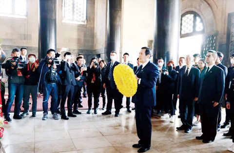 3月28日上午，中國國民黨前主席馬英九一行拜謁南京中山陵。圖為馬英九向孫中山先生石刻坐像敬獻花環。