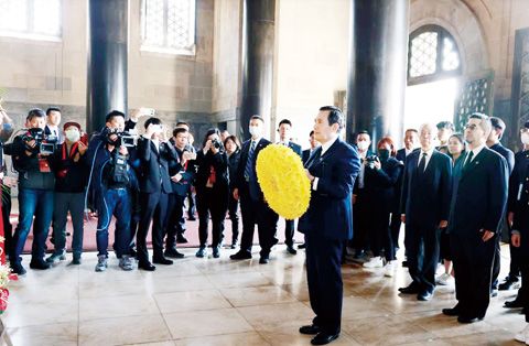 3月28日上午,中國國民黨前主席馬英九一行拜謁南京中山陵。圖為馬英九向孫中山先生石刻坐像敬獻花環。